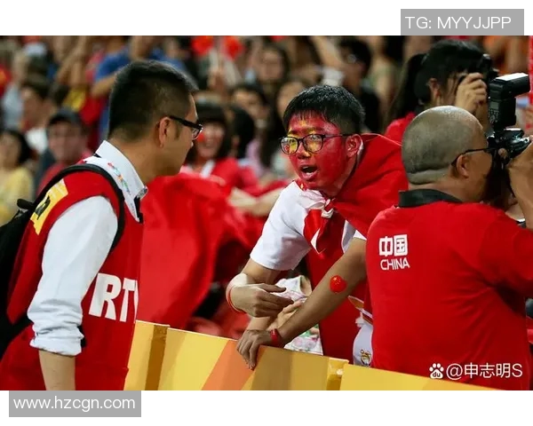 国足主帅亲临基层选拔新人 场面热烈引发众多球迷围观